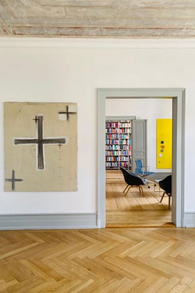 Bild mit Kreuz mit Blick ins Nebenzimmer