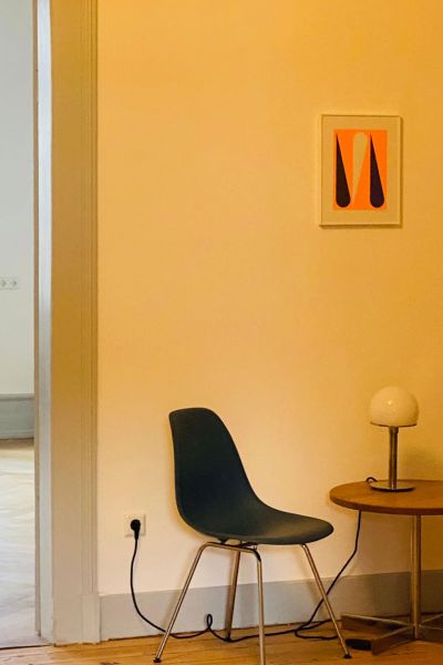 Stuhl mit Lampe auf Beistelltisch