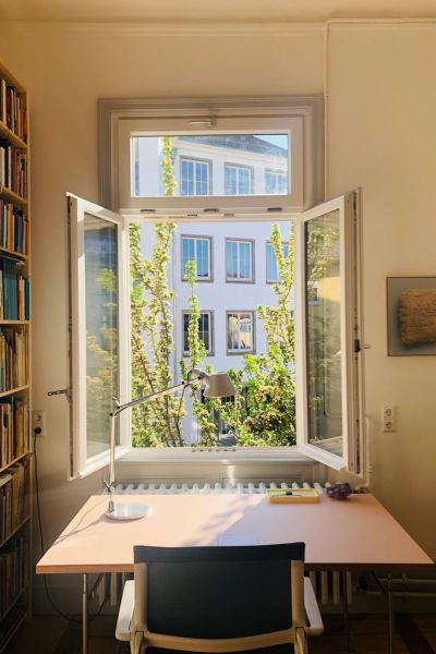 Schreibstisch vor geöffnetem Fenster