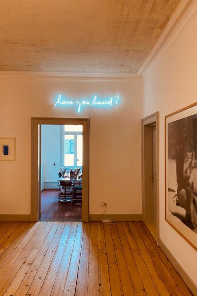 Flur mit Leuchtschrift "have you heard?"